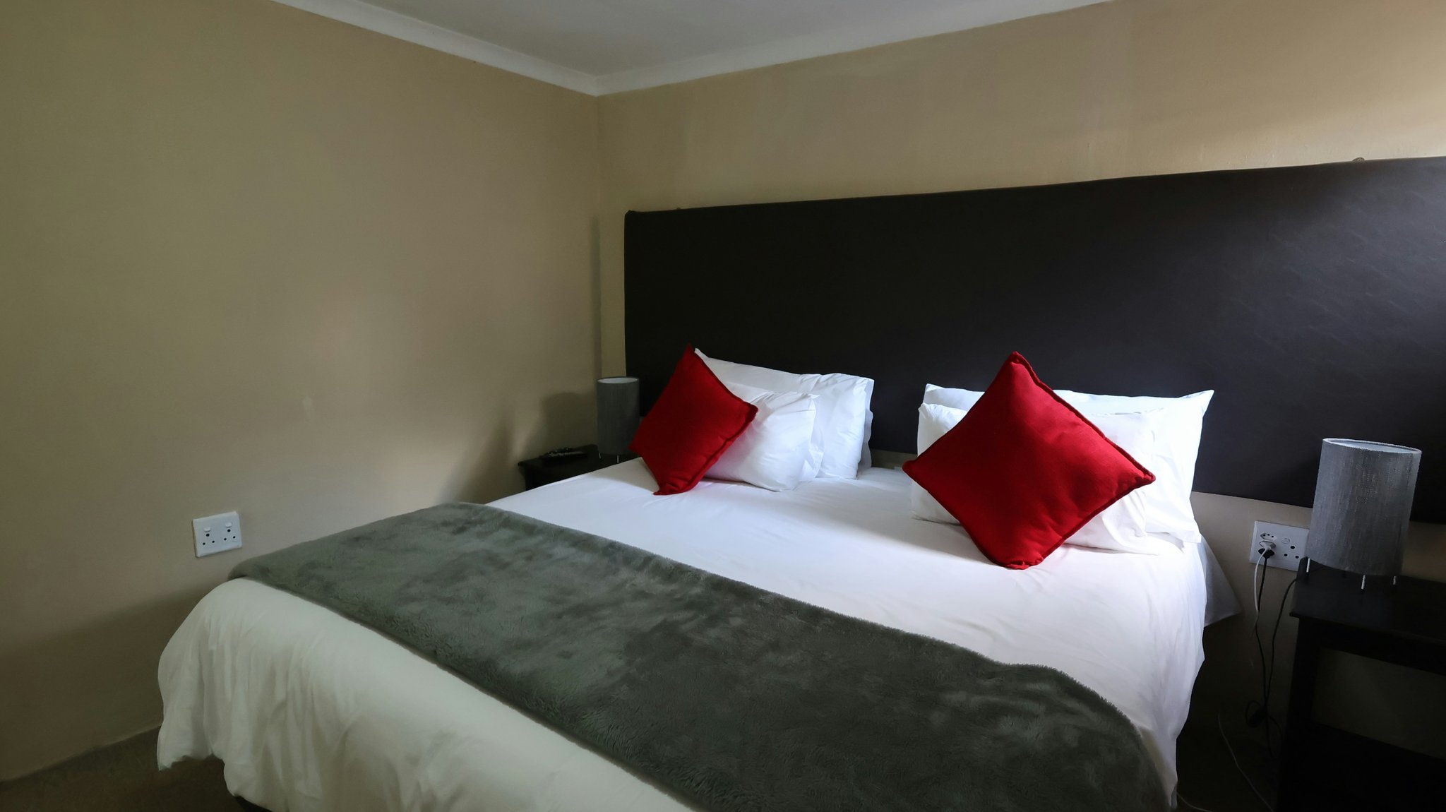 FqTlVirlVEOYyuaBHWGLlQ_Luxury_Room_with_Kitchen_IMG_0763_S