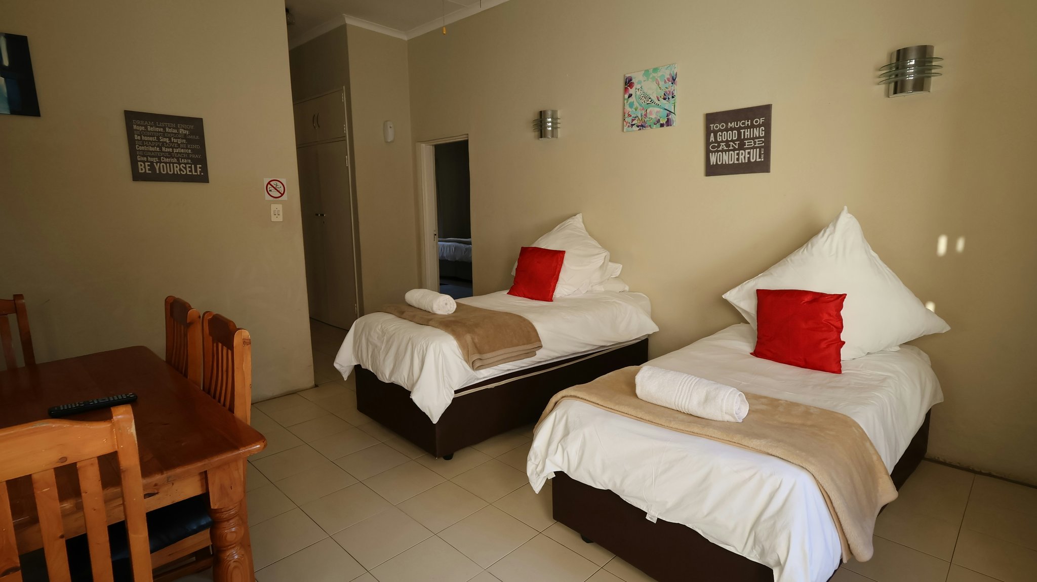 ttknXLlrUdSIpQIJnqdA_Family_Room_with_KitchenIMG_0874_S
