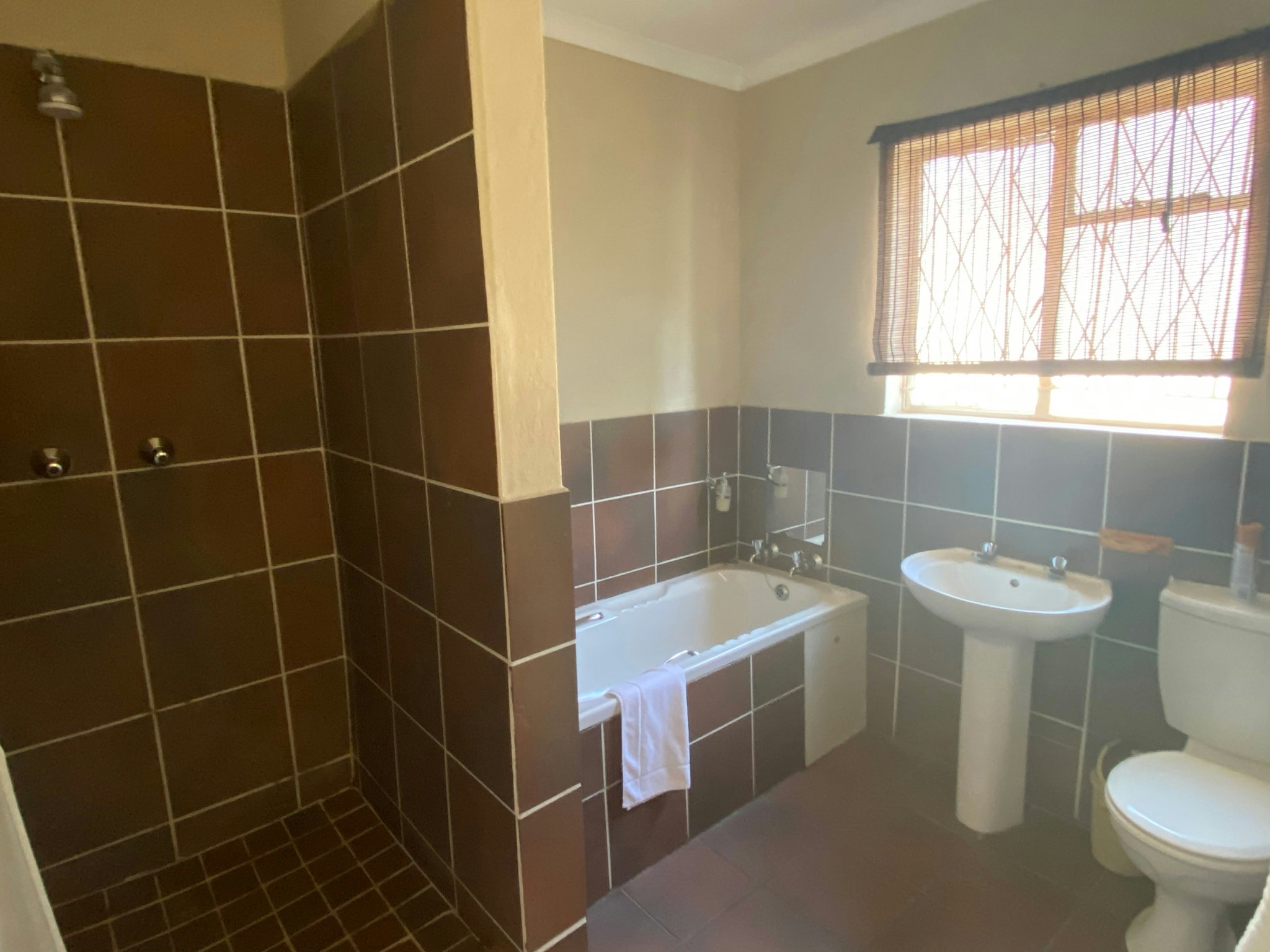 VIRJy8F5x0SioxAZ1bUGQg_Budget_Room_Bathroom_S
