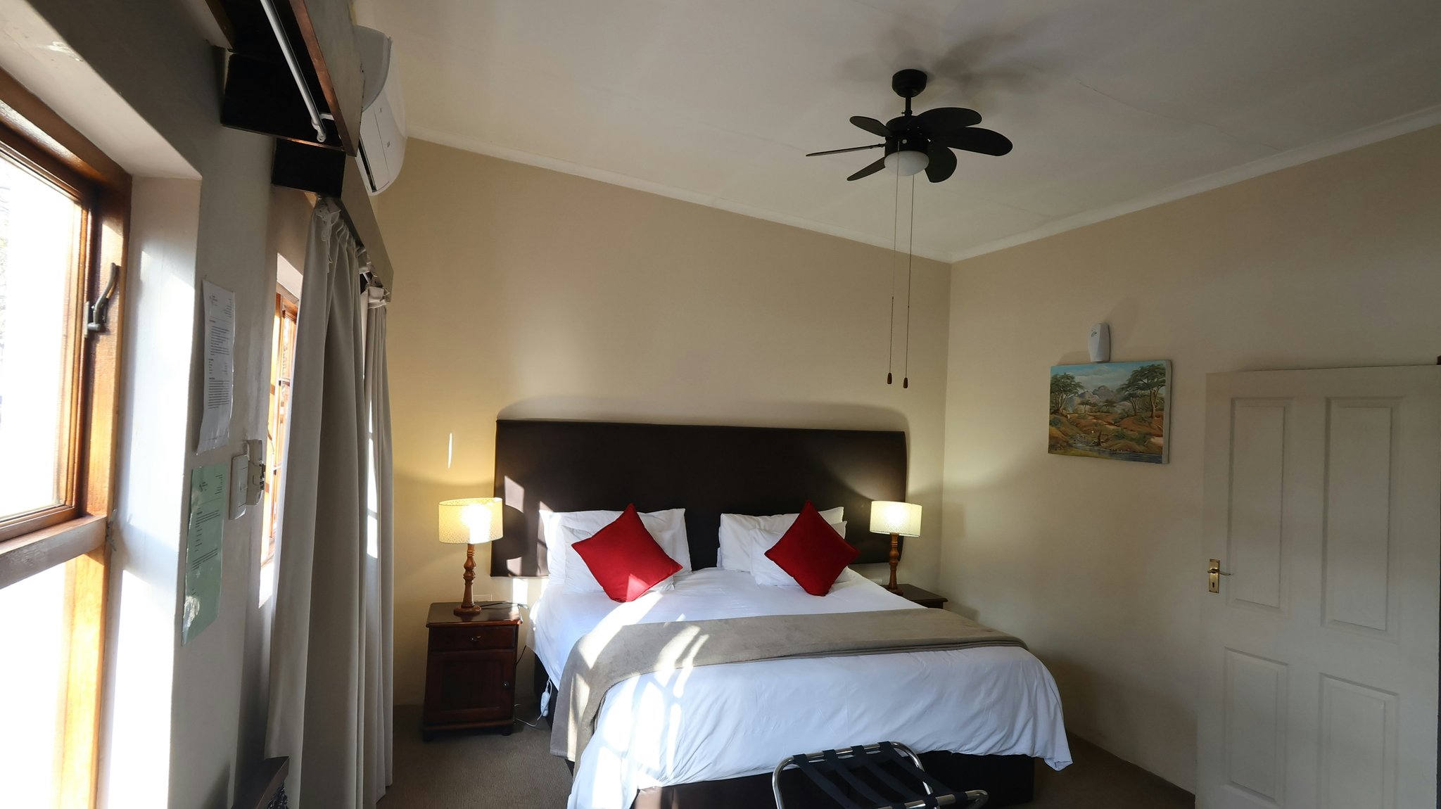 Vxlbr0C71EGYEO5aejb4eQ_Luxury_Room_with_Kitchen_IMG_0643_S