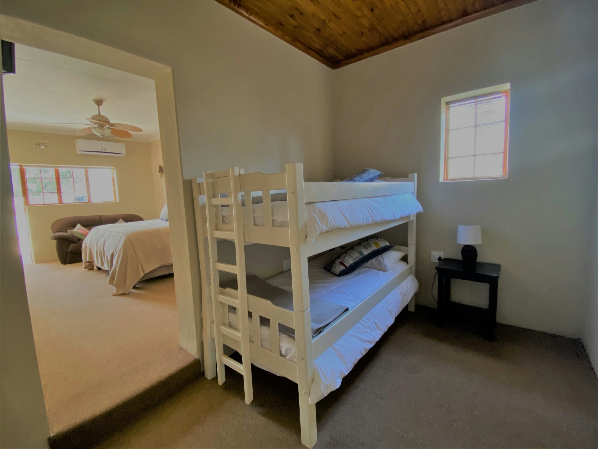 ZEqi0NaaRkWHKg2E27LjiQ_Luxury_Family_Room_3_S