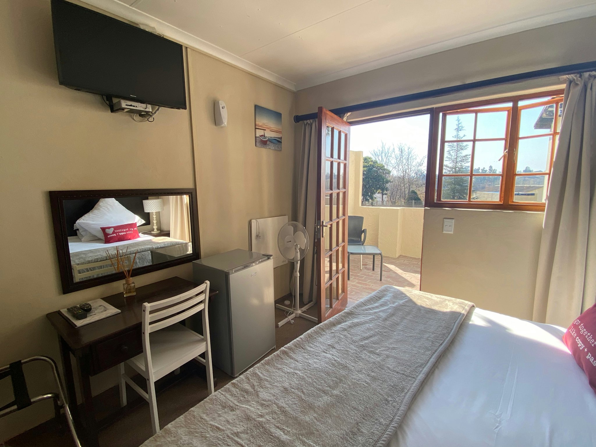 18p7oKNVU0izJXy2zN2xLg_Budget_Room_Outlook_S