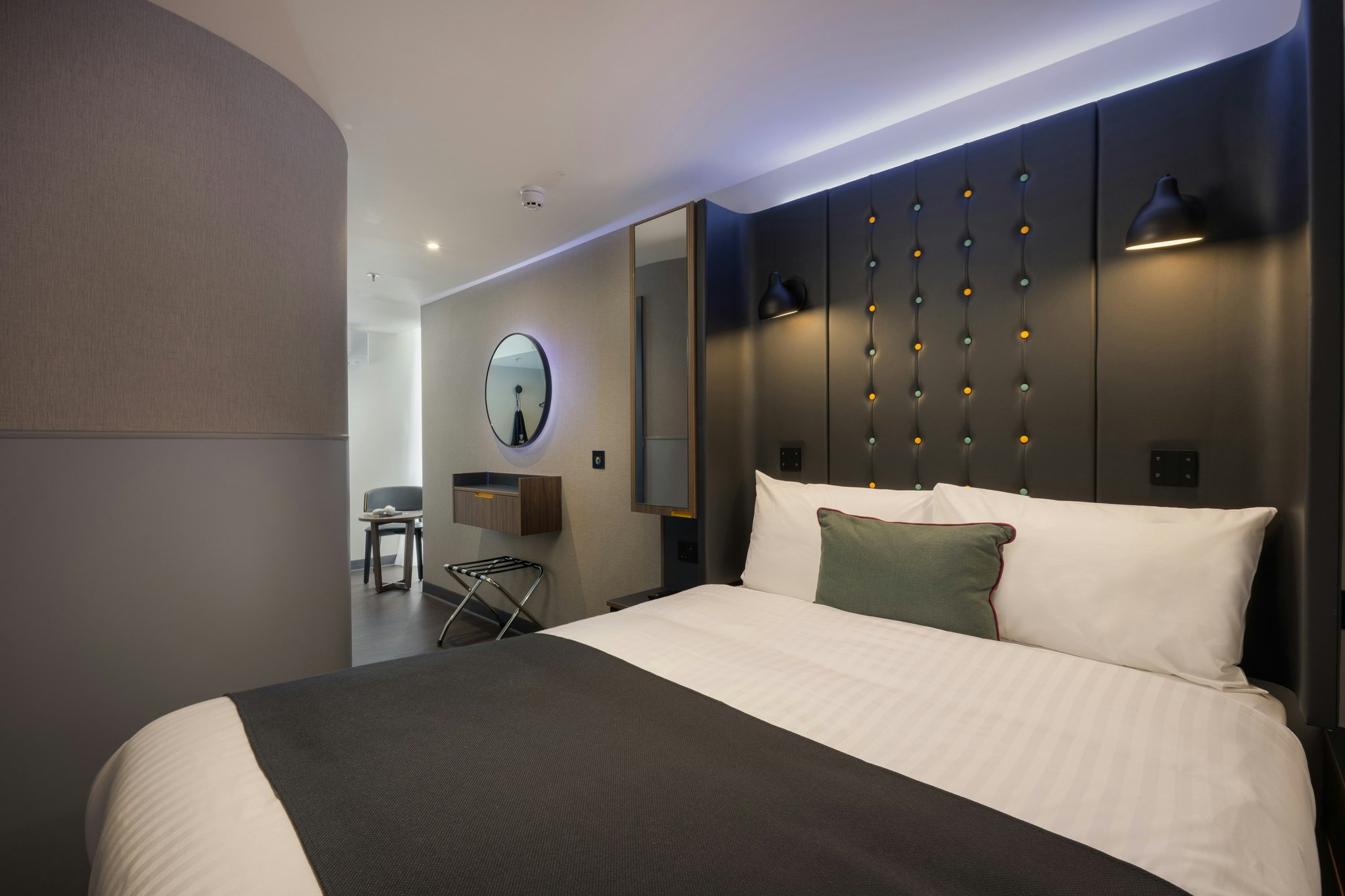 vxWHvssFn0SLHpLkzFAakQ_Edinburgh_St_Andrew_Square_Comfy_D_S