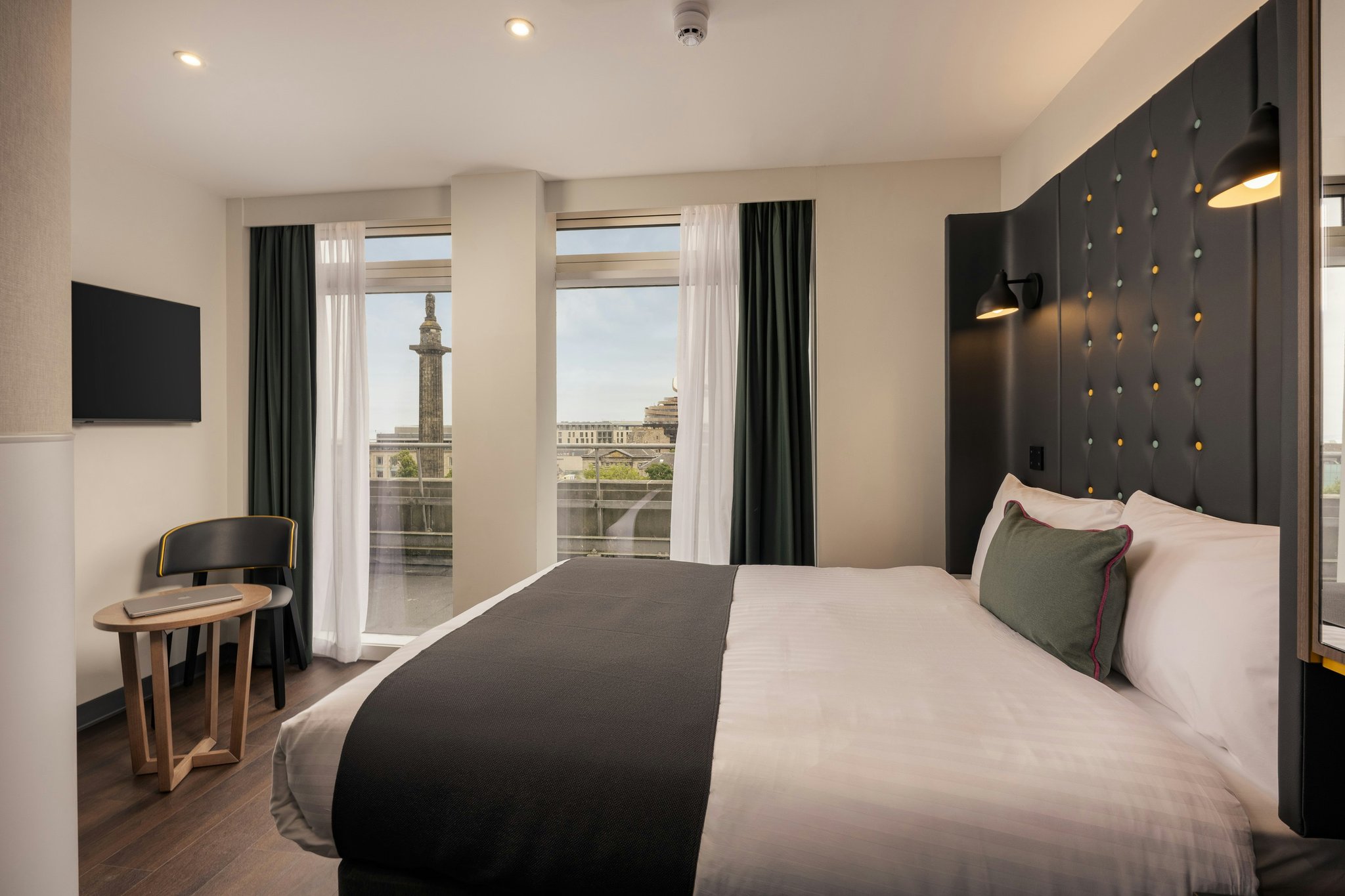 A4tImT9V7ESnJfn2i4lJFw_Edinburgh_St_Andrew_Square_Comfy_D_S