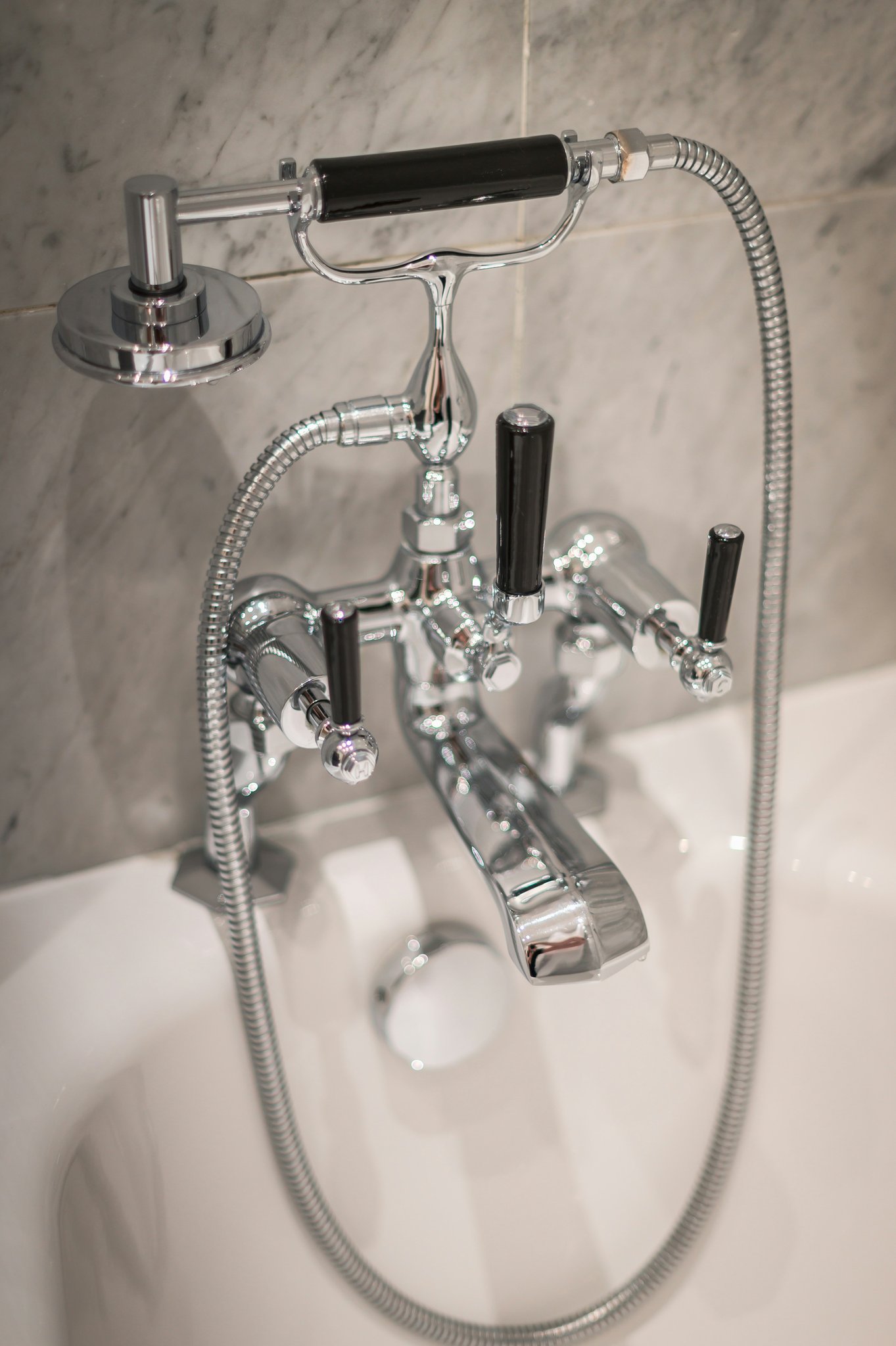 azEU3dRi9kKUC3Z3S3u7eg_Superior_One_Bedroom_Bathroom_-_An_S