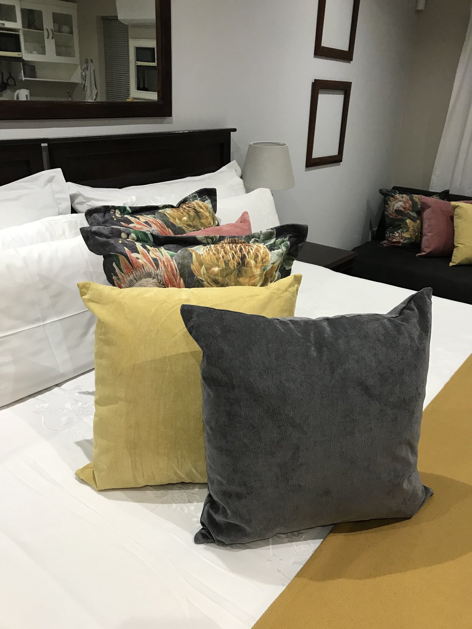 Twin_King_Room_with_Sleeper_Couch8_S