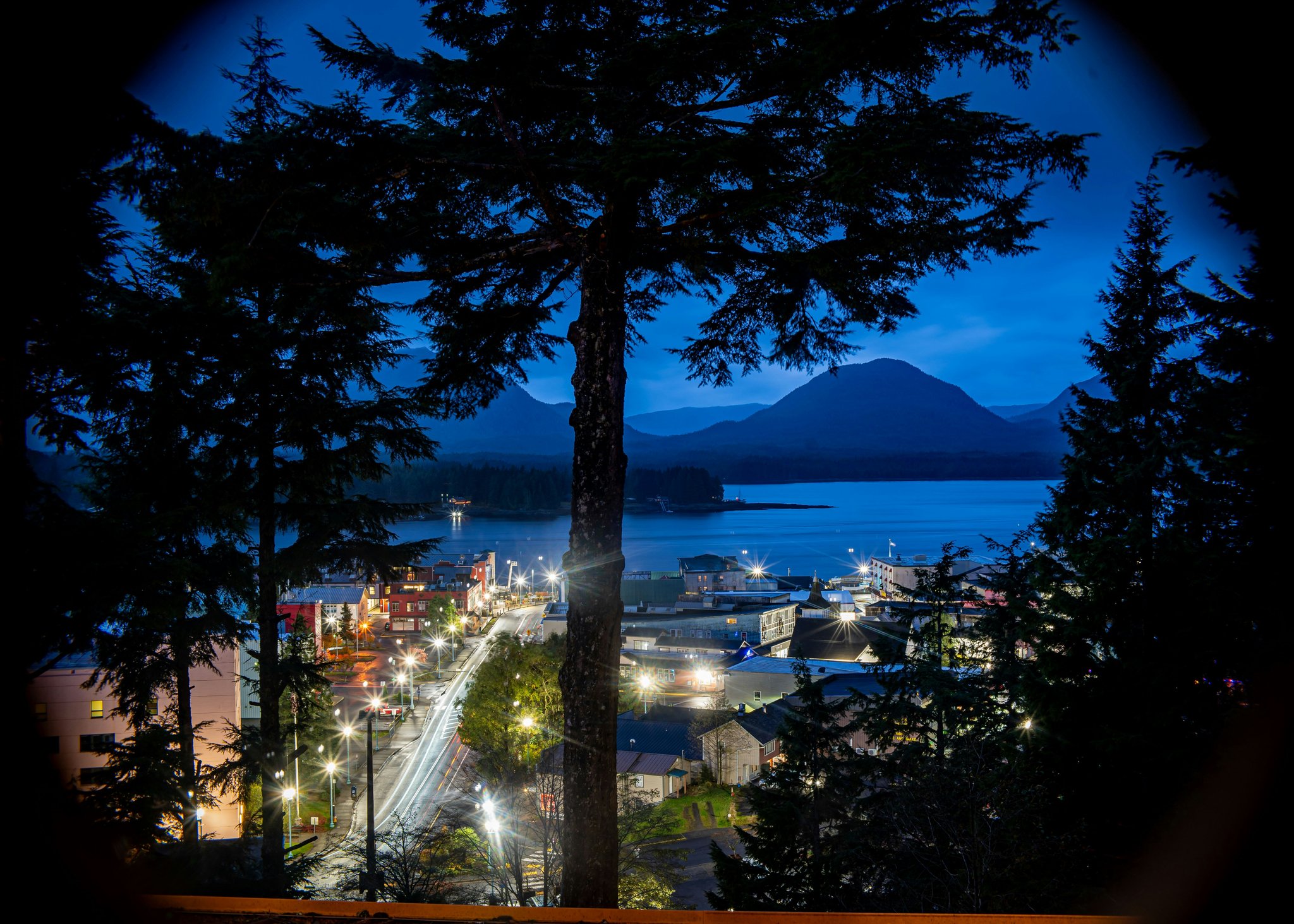 MNURmZALBUu7zYZdfkf5xg_Ketchikan_at_night_S