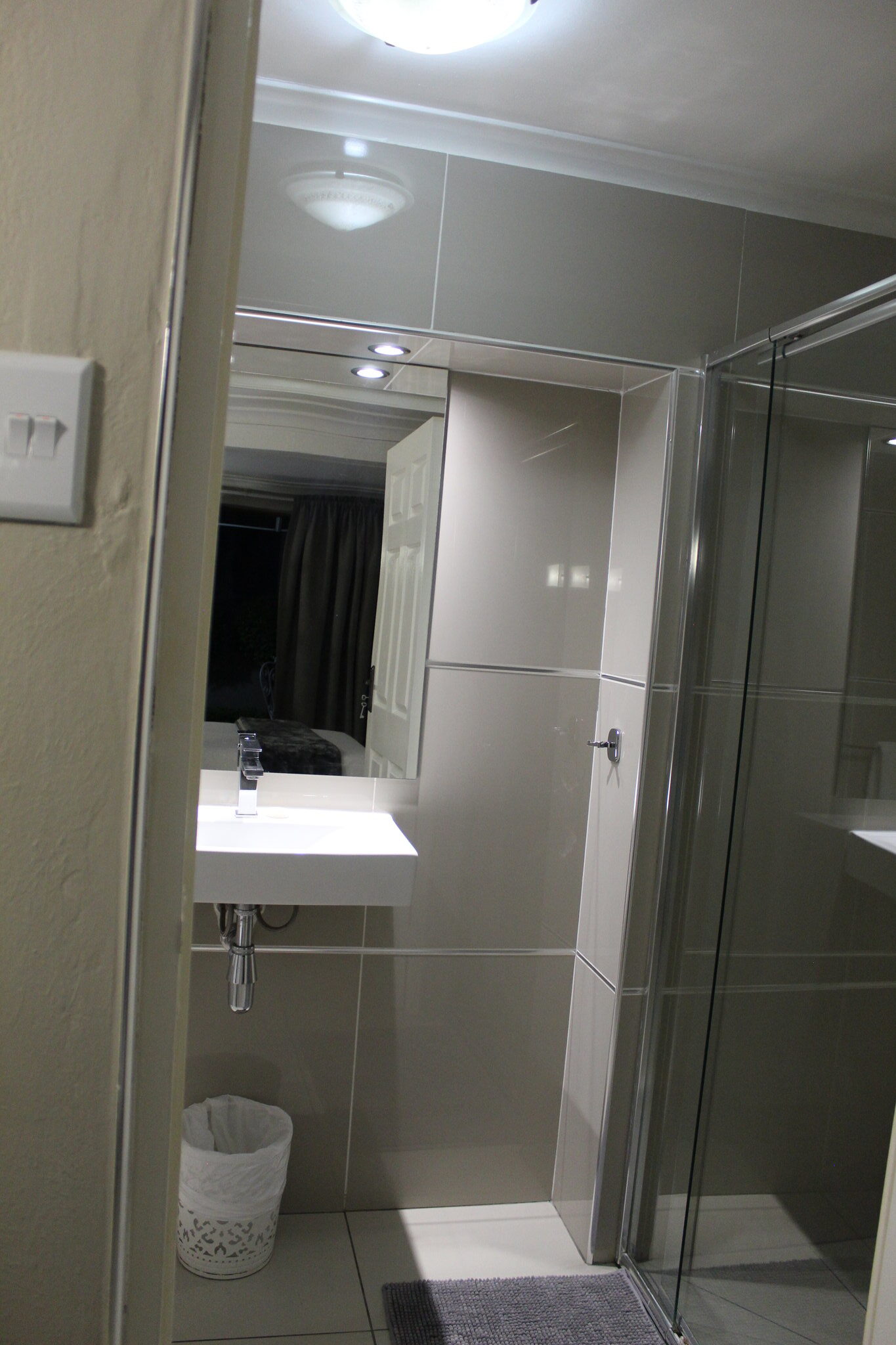 Twin_King_Bathroom2_S