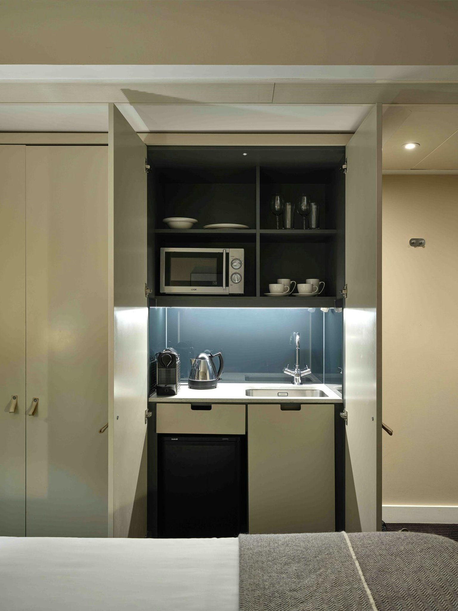 LJtvyL2eki7VPbn7CF4QQ_The_Resident_Soho_-Minikitchen_S