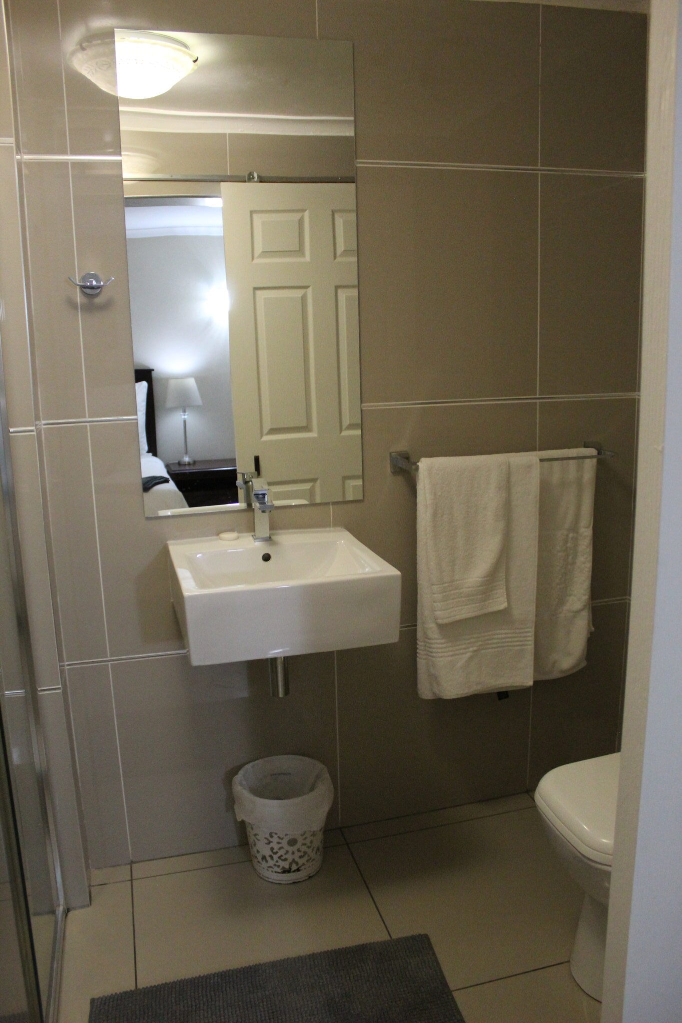 Twin_King_Bathroom3_S