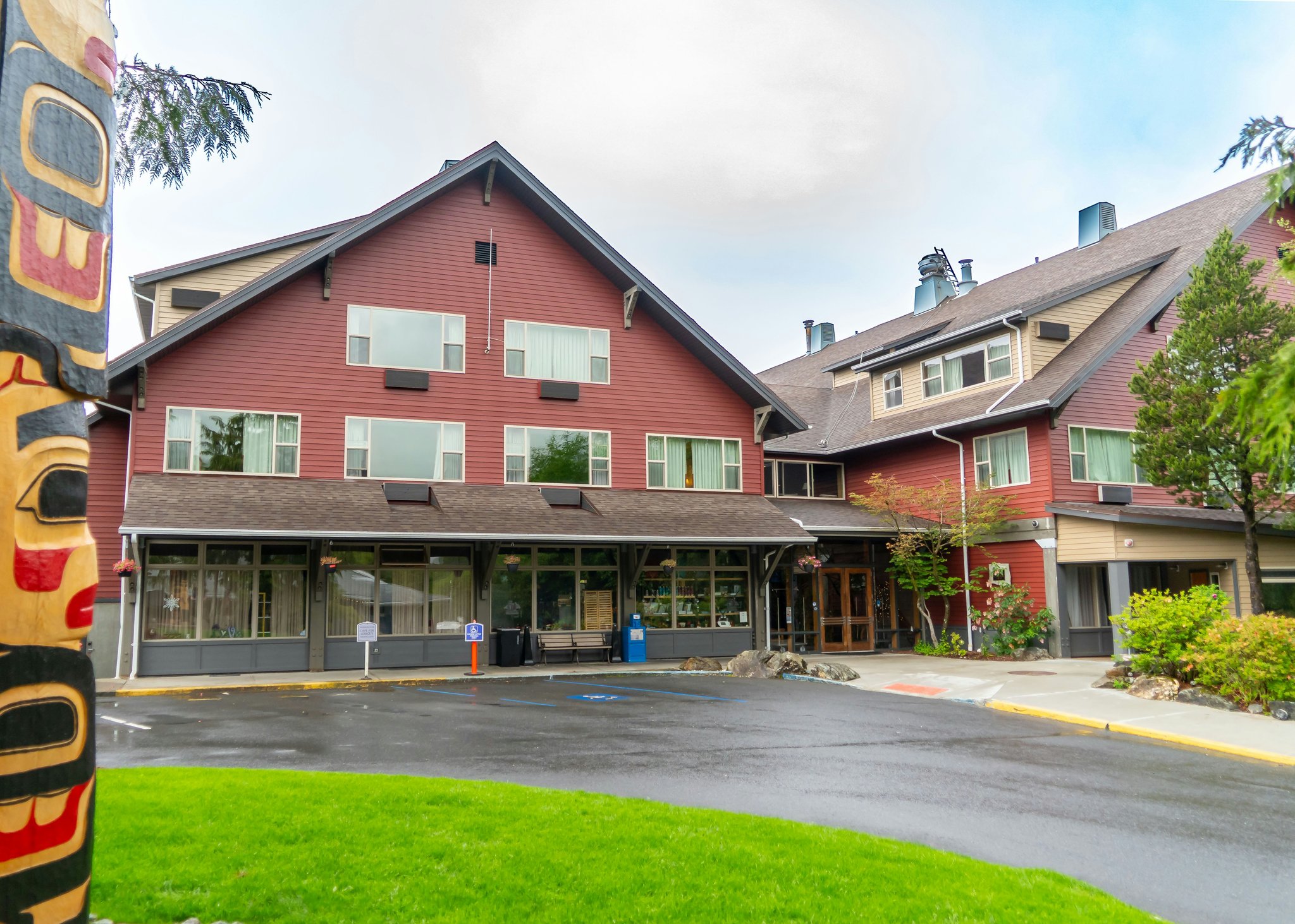 nRFtXnspIk2DFrINzwJOA_Lodge_Front_with_Totem-01845_S