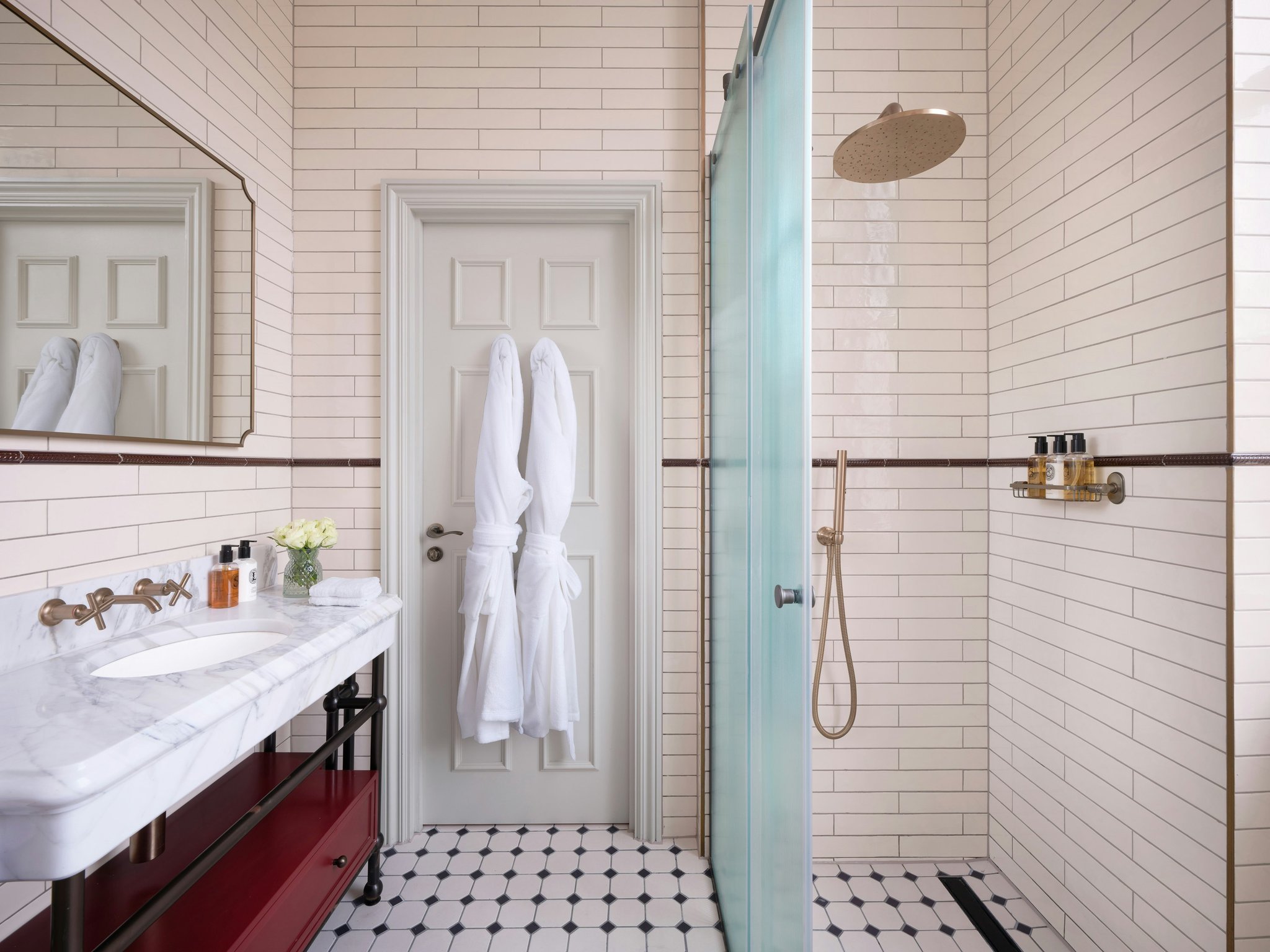 76jAL2D9GkG3httVEg3wDQ_Bathroom_(4)_S