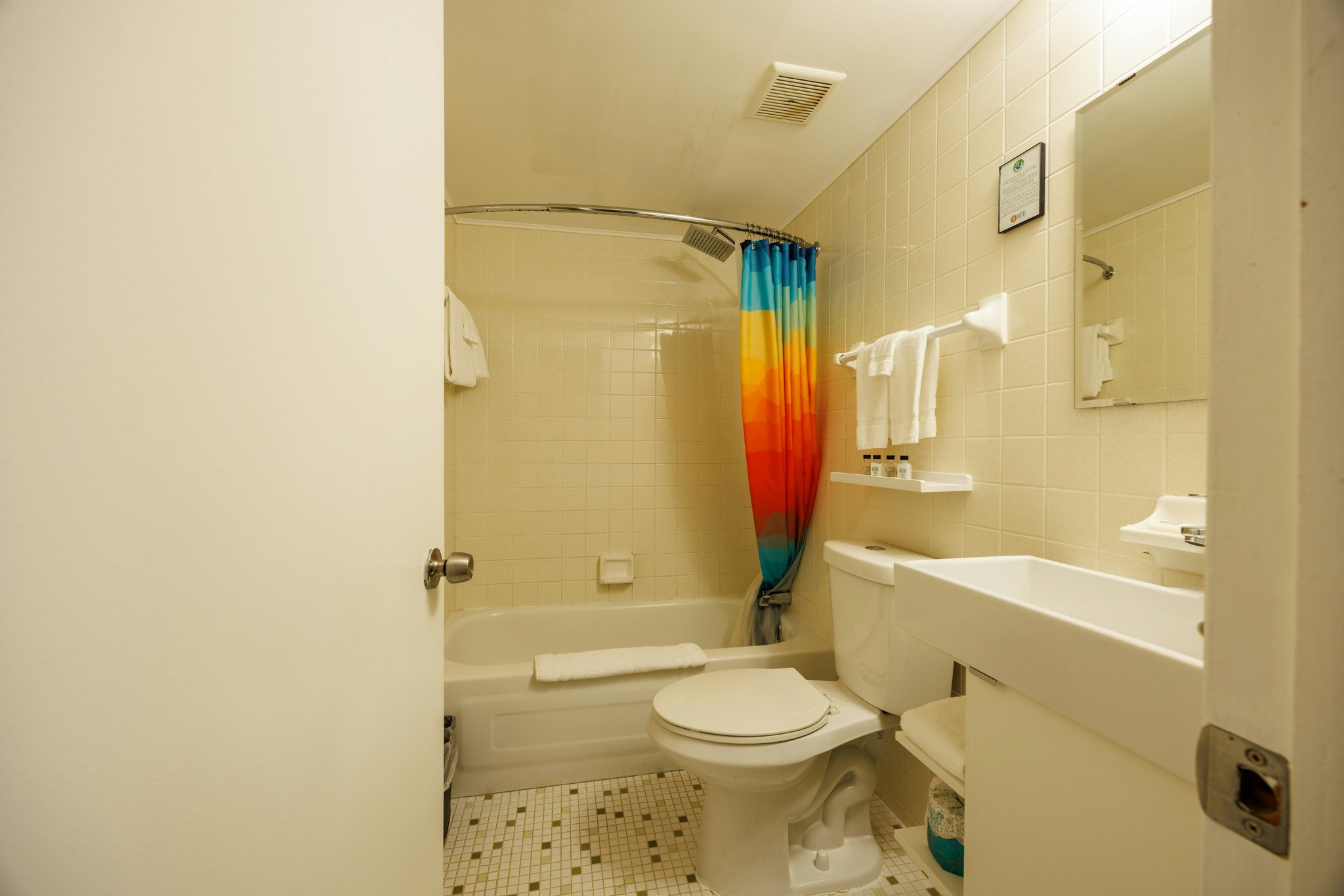 3oUNJihqvE2MdQXh9FBAqQ_Standard_King_Room_4_S
