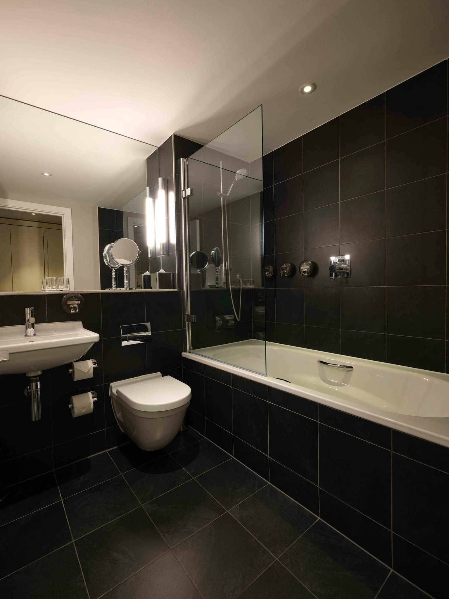 B47kaby5l0OoOdSBtftZ6Q_The_Resident_Soho_bathroom-bath_1_S