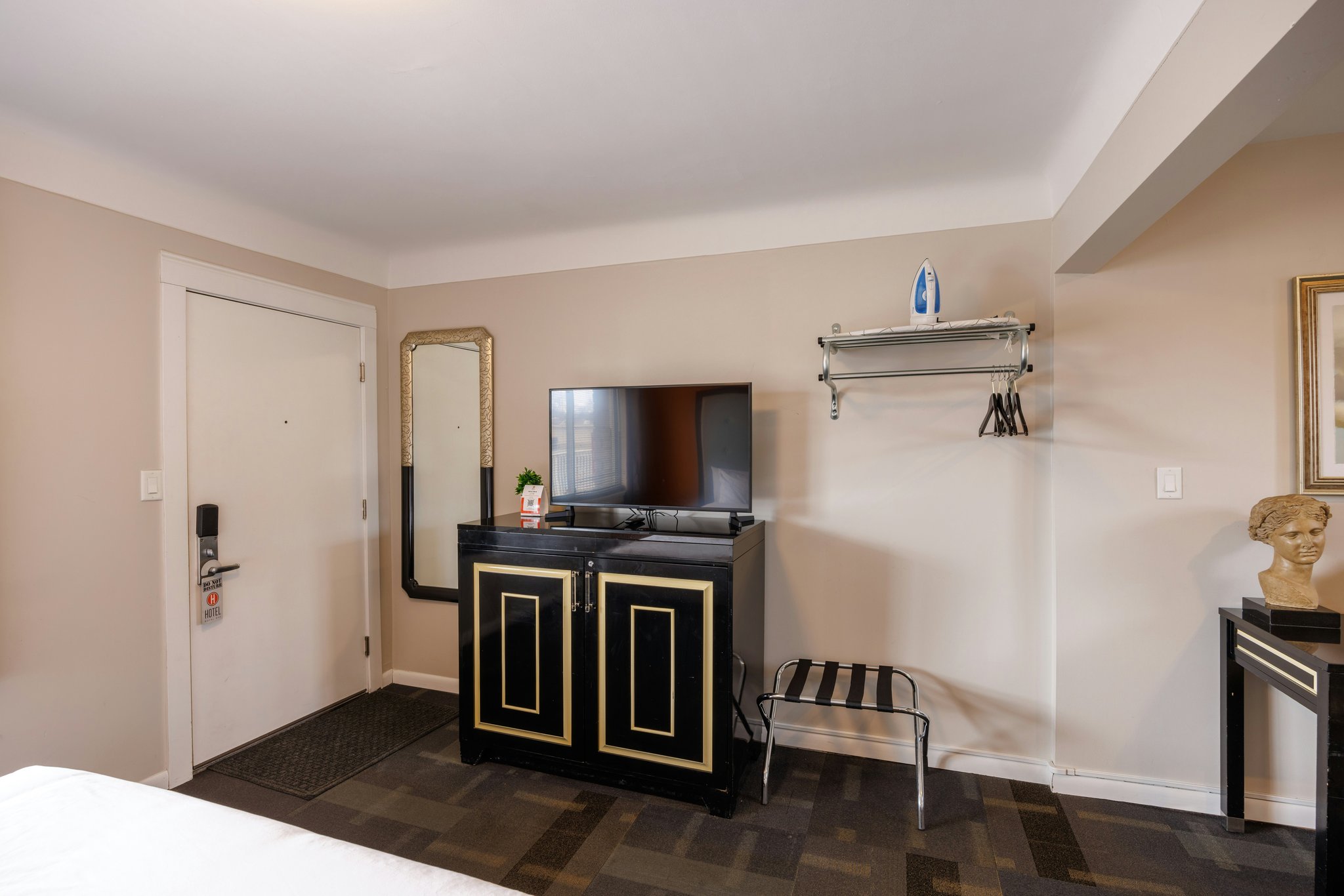 zMKyan59C02NUYQUMTWOgg_Standard_Queen_Room_3_S