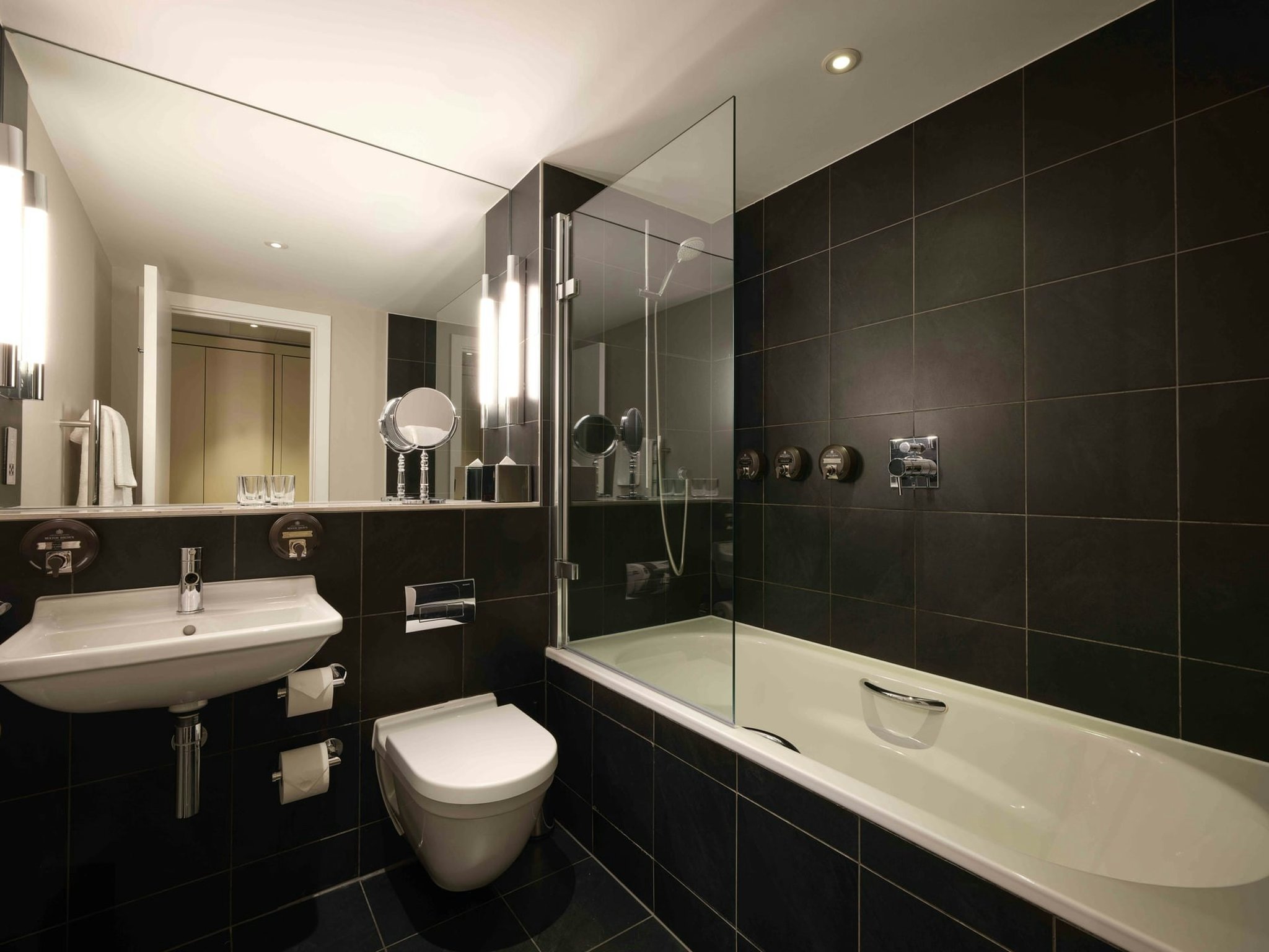 NQsTqY9MHEmwxtJlfJwCYQ_The_Resident_Soho_bathroom-bath_2_S