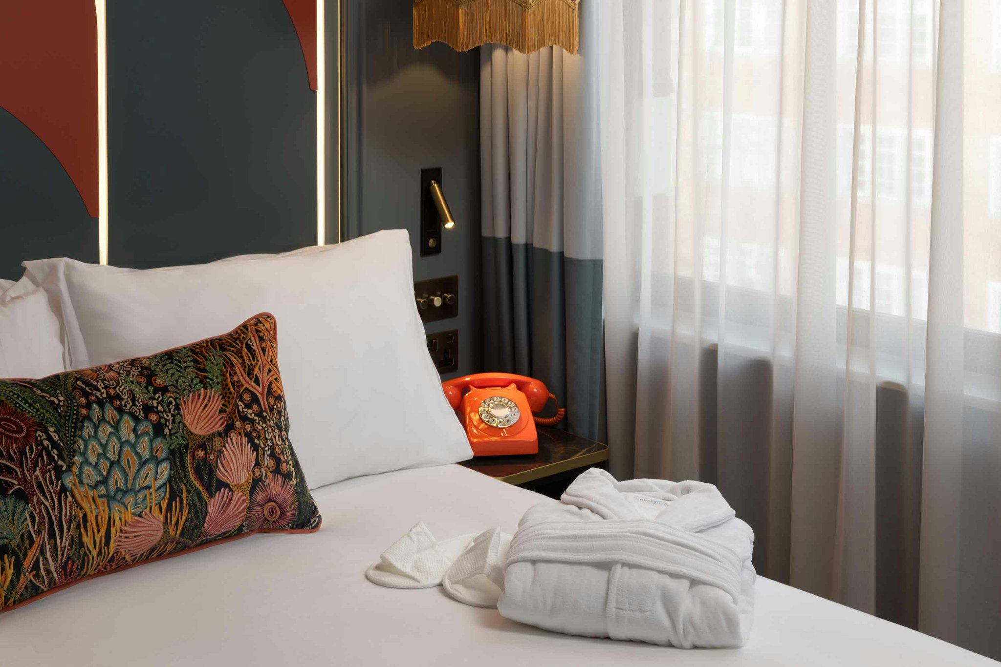 nbh8oHqec0eFMX61YObew_TKH-RM_Bedroom_details-3_S