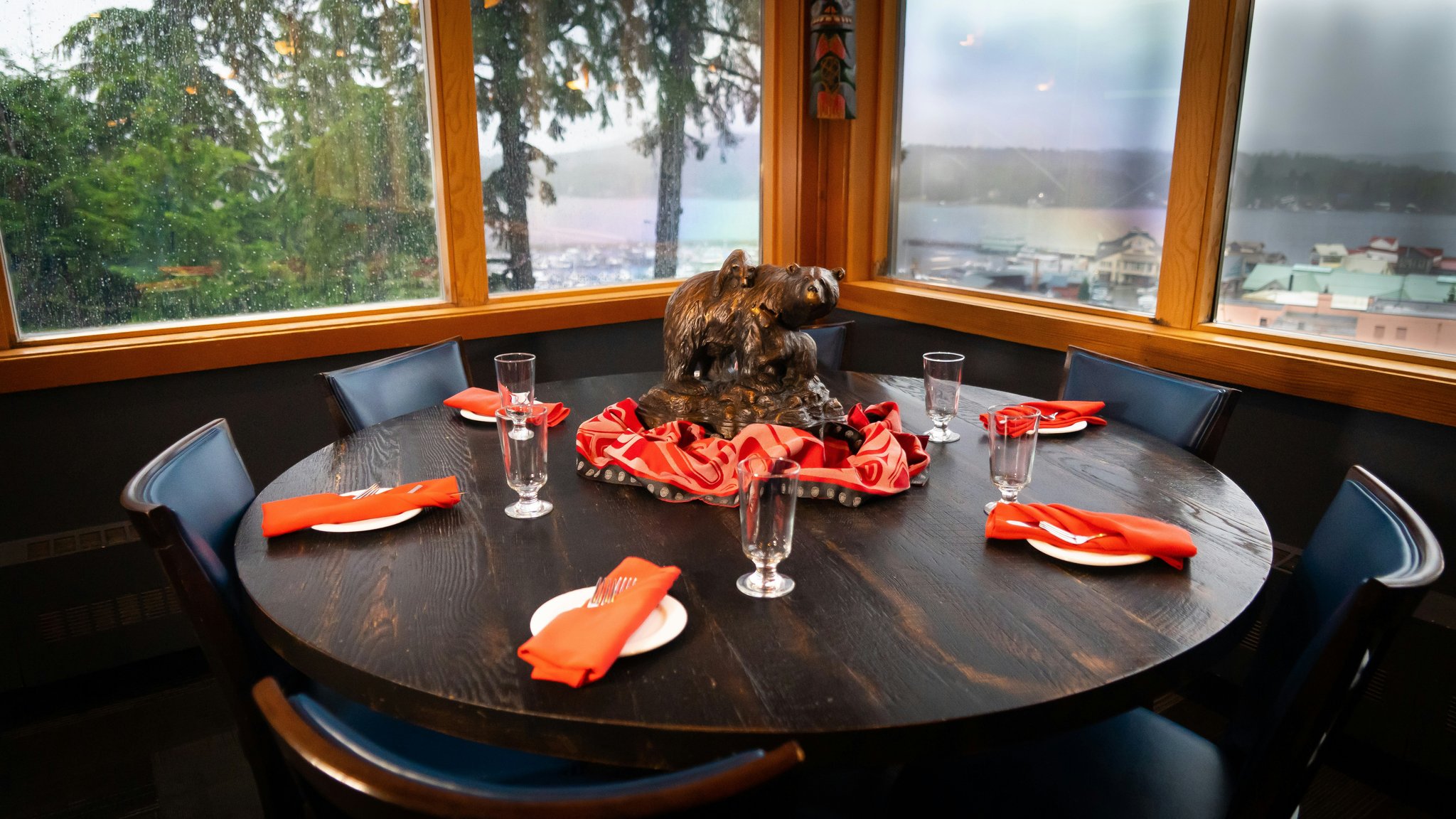 B6NlXZEVvkKvvyBiulGp7w_Restaurant_Heen_Kahidi_Set_Table_w_S