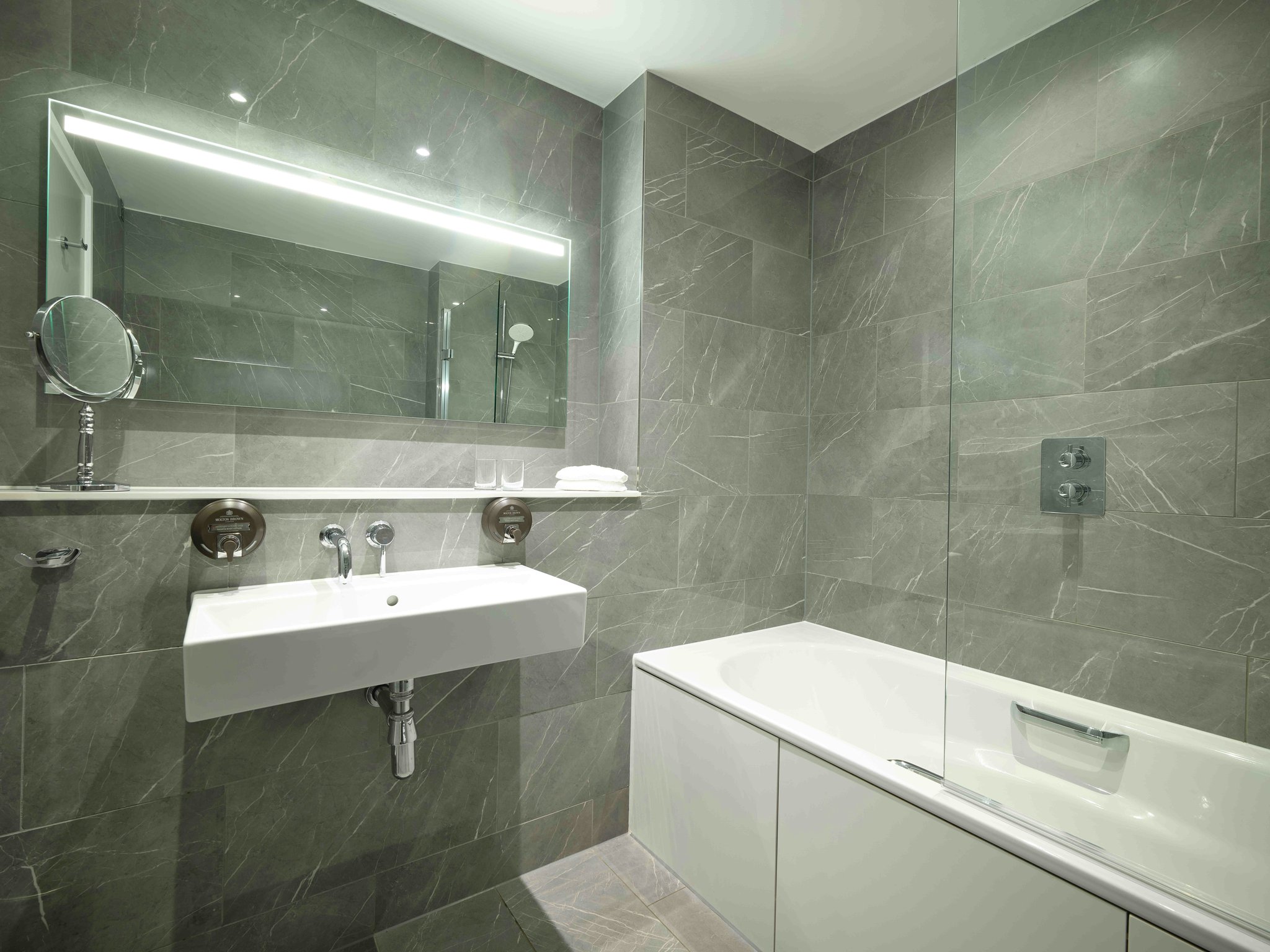 AcDJrpqd6EQUbetlyGNdg_King_Room_111_Bathroom_00005_S