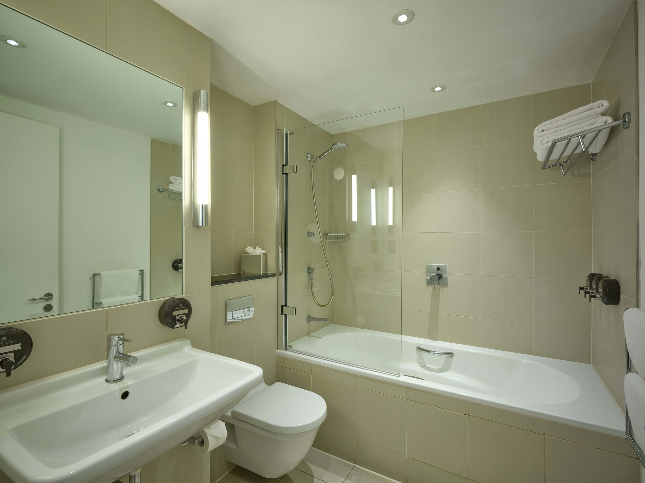 UApUUH9lbEk6t7wK5BbA_Room_418_Bathroom_00002RT_S