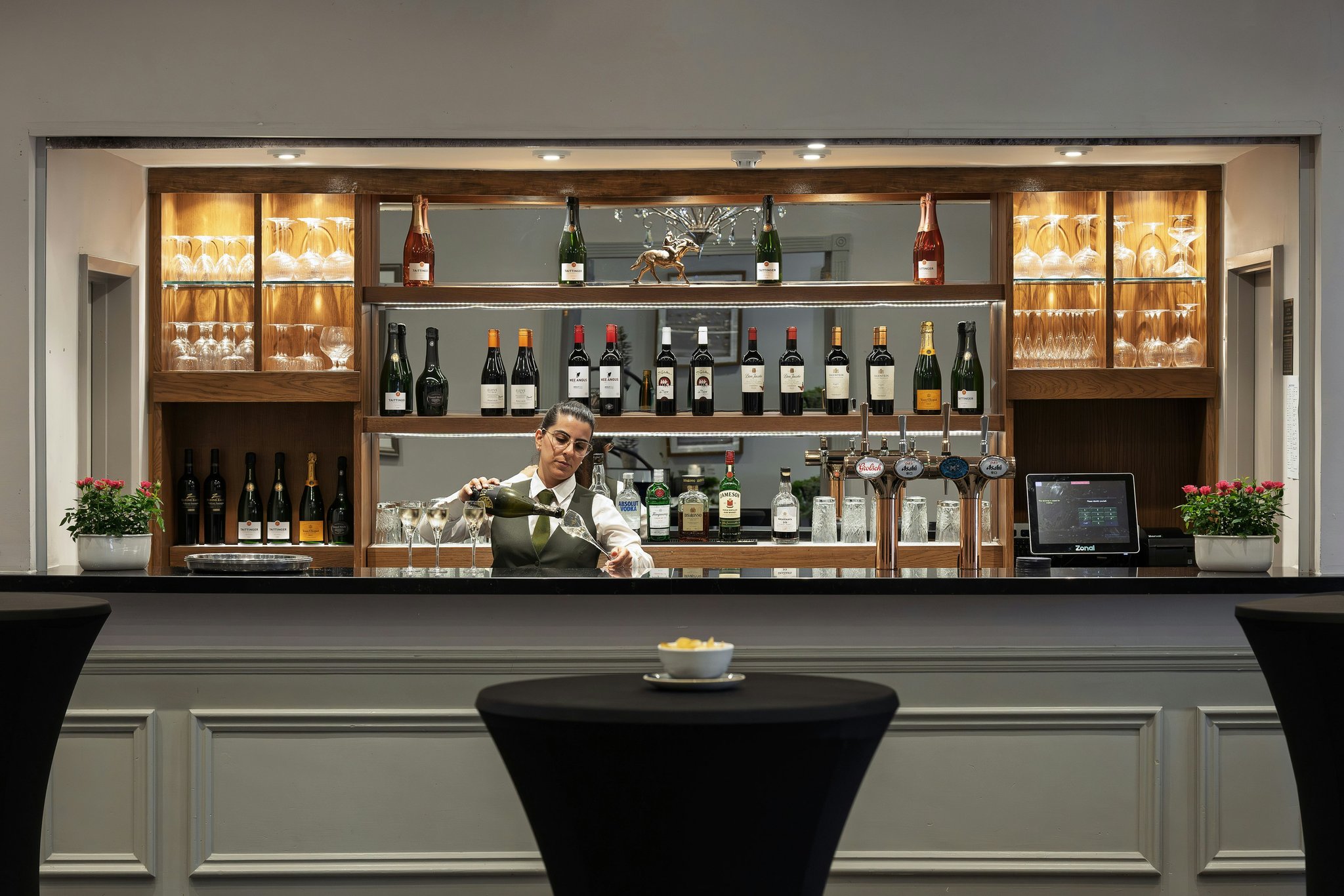 1QP8N4HKbk8amg4cDp5w_Bar_in_Balmoral_suite__S
