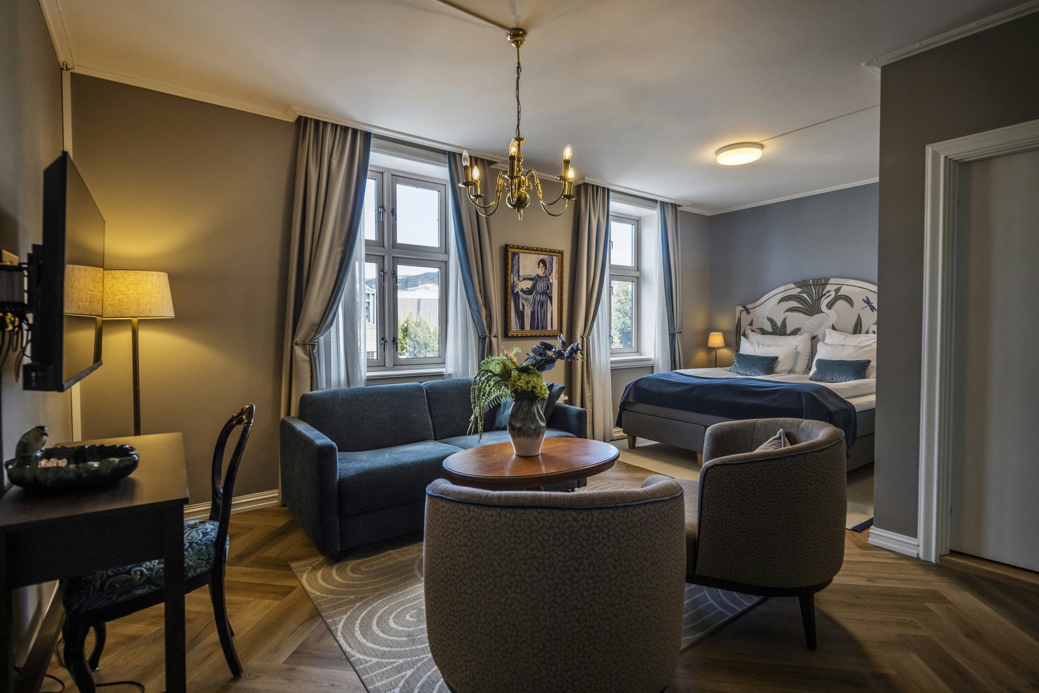 UQ2jHLf2UEWfv5ap5CHy8A_FirstHotel_Breiseth_Room_Suite_RAI_S
