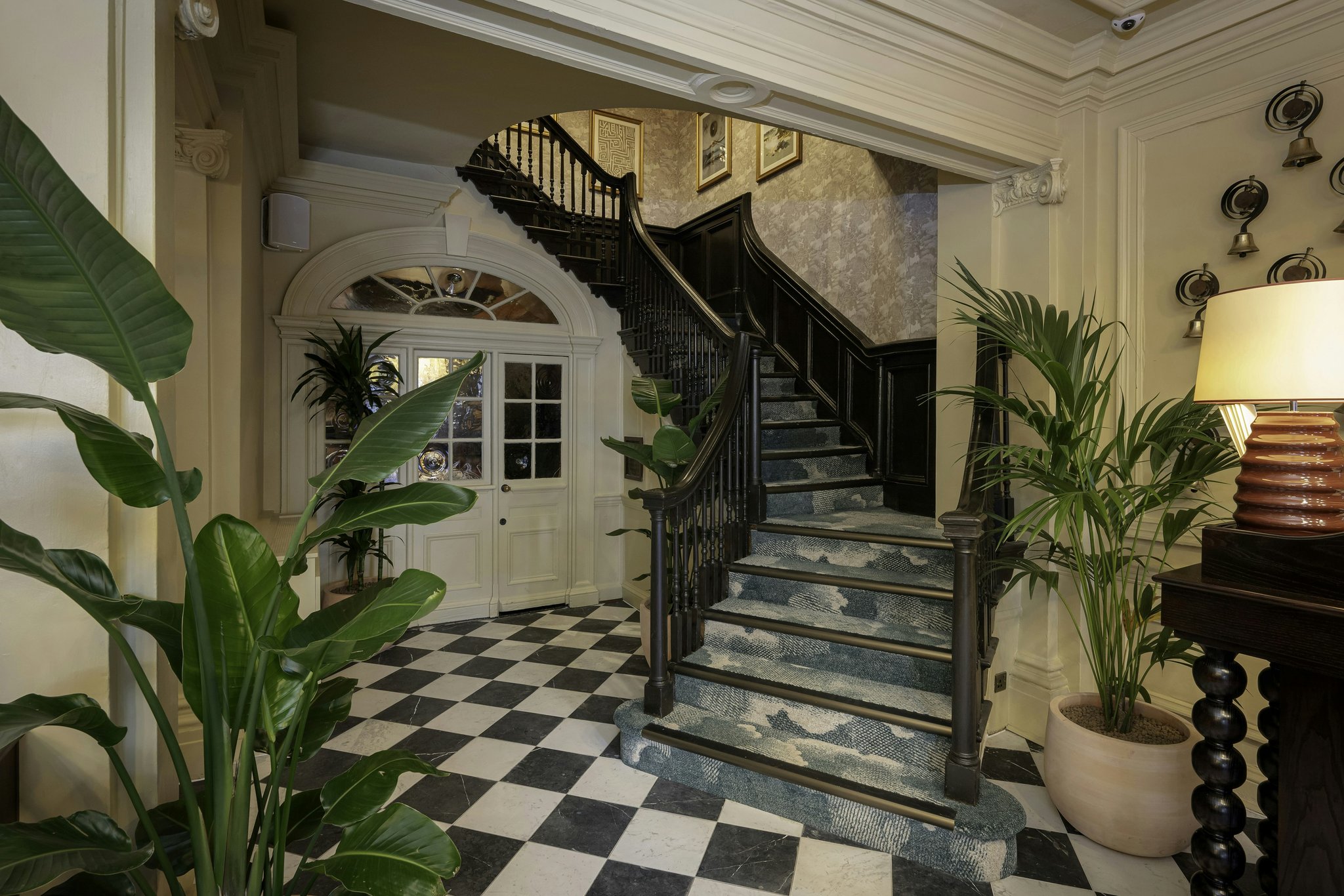 c42qGe9fO0yinkB2uisyNA_Castle_hotel_staircase_S