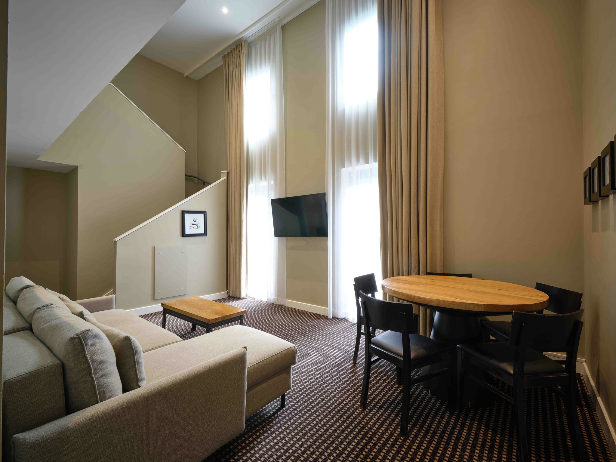 OjkZOeT7kCKczlxQ87xzA_secret_garden_suite_Room_009_Living_S