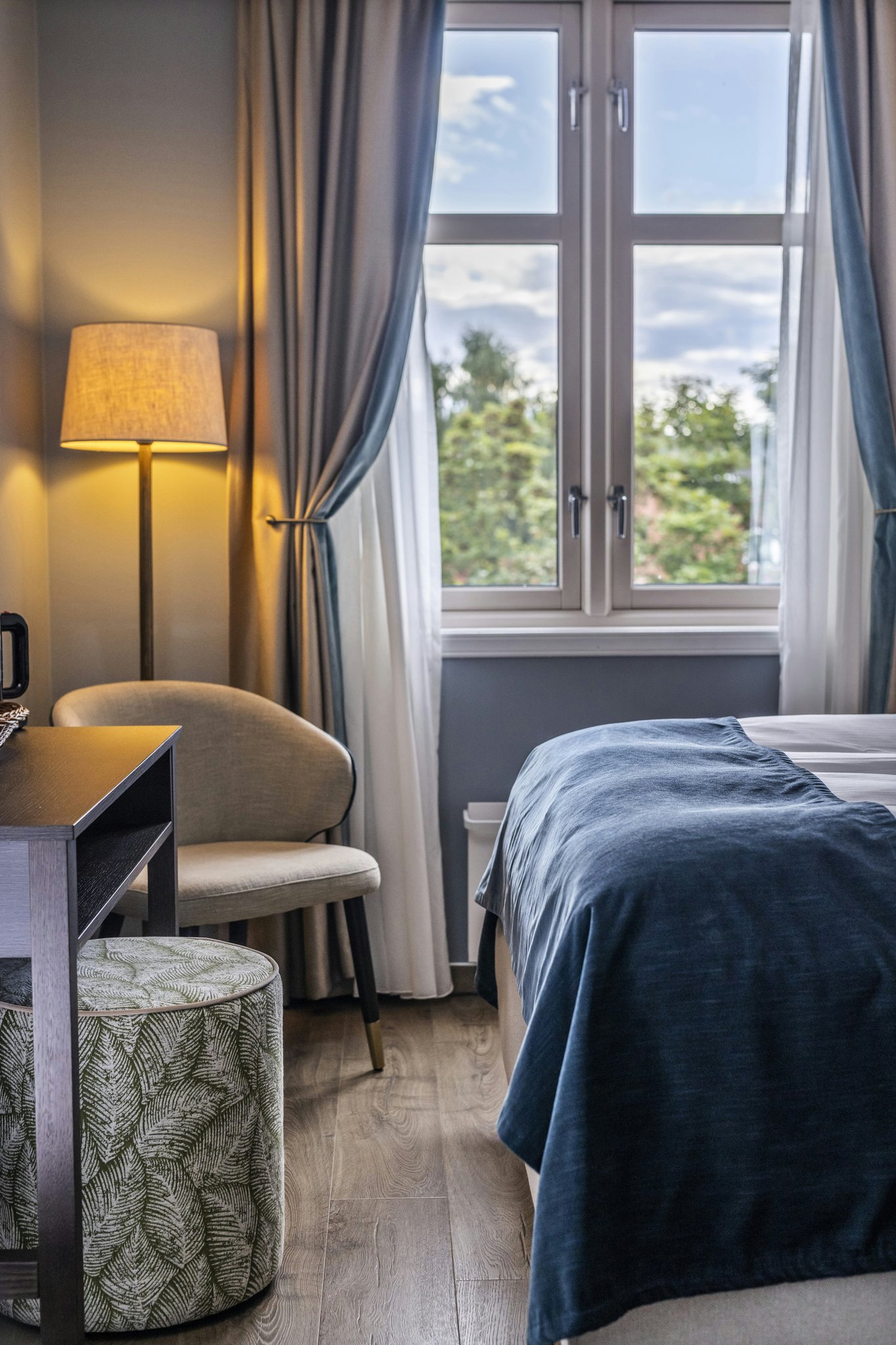 HLK3023fPkWcwz8rwrGfww_FirstHotel_Breiseth_Room_Queen_RAI_S