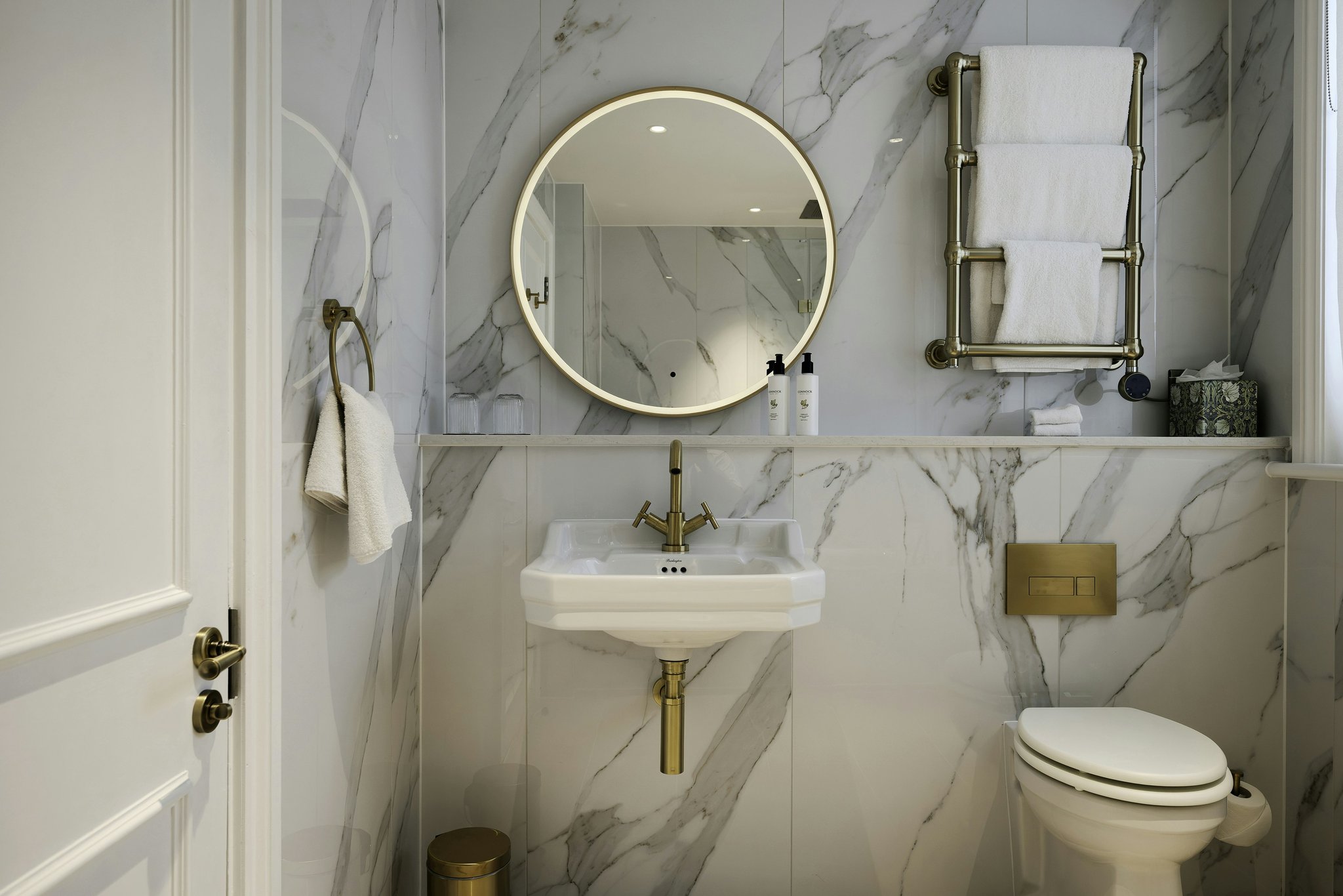 MxF3ky3I40qpye53v3yeQ_Bathroom_and_sink_S
