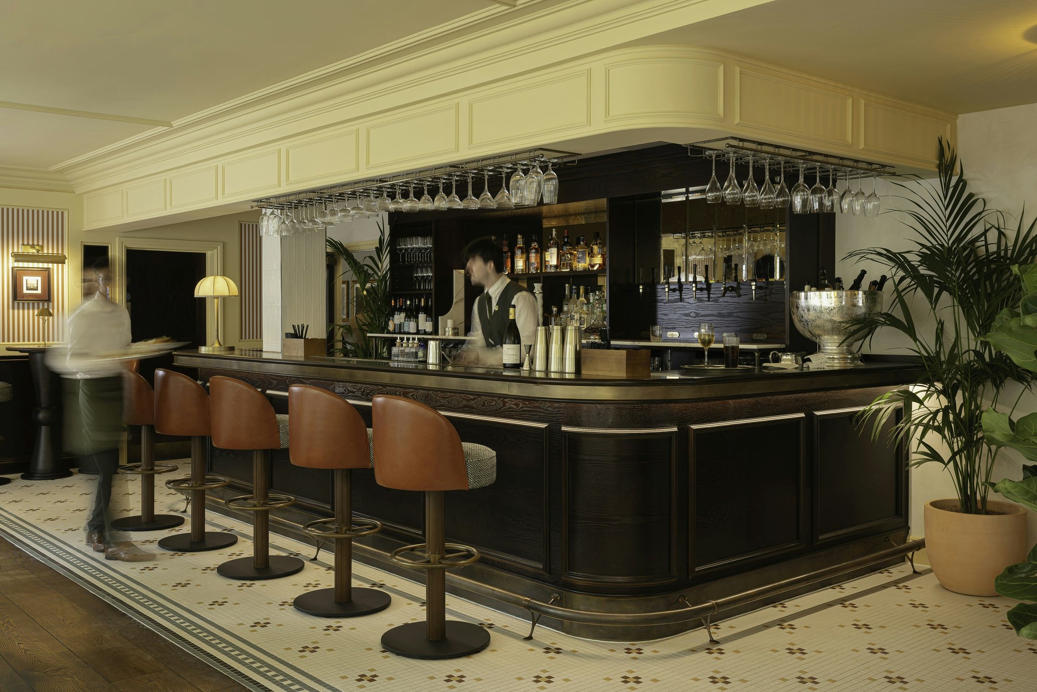 VdMB9vXHNkqlgKf9PsSbw_Wide_angle_bar_shot__S
