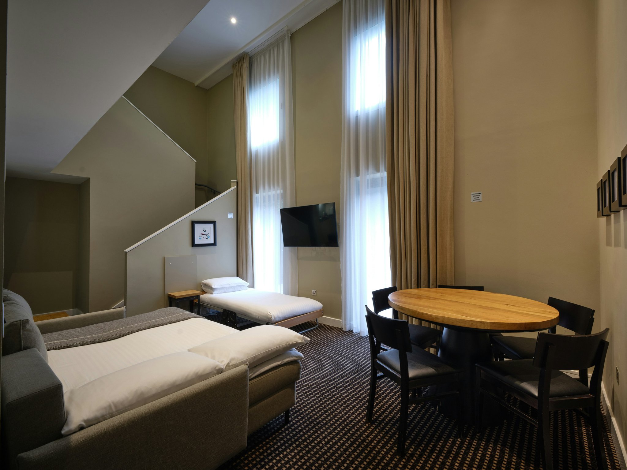 a4ENksuFNEKlV2f9yYrAIA_secret_garden_suite_downstairsRoom_S