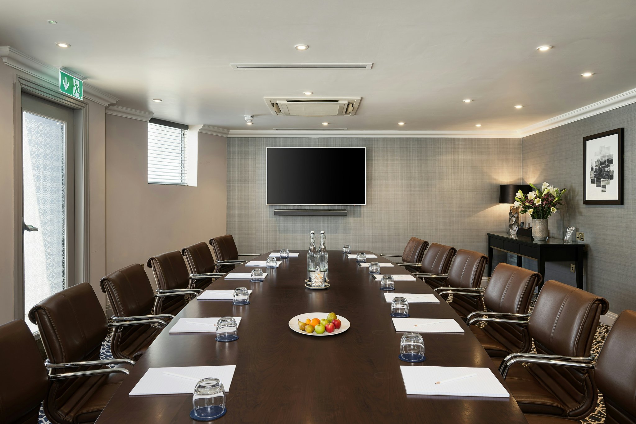 4jViuLE8VUyERyEldeg_Wide_angle_table_shot_of_Chatsworth_B_S