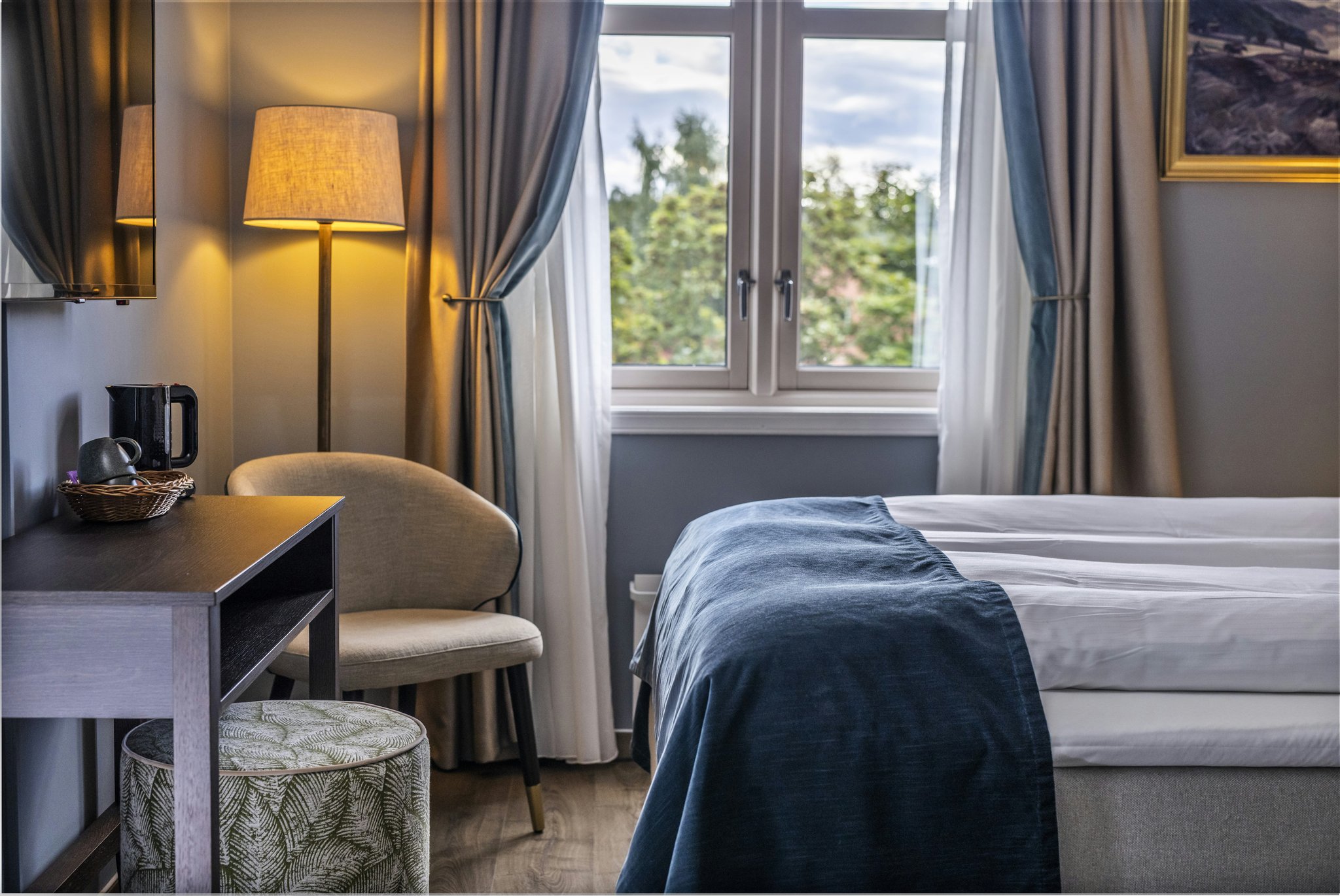 luRDjtR7ZESHXszAfjMIuA_FirstHotel_Breiseth_Room_Queen_RAI_S