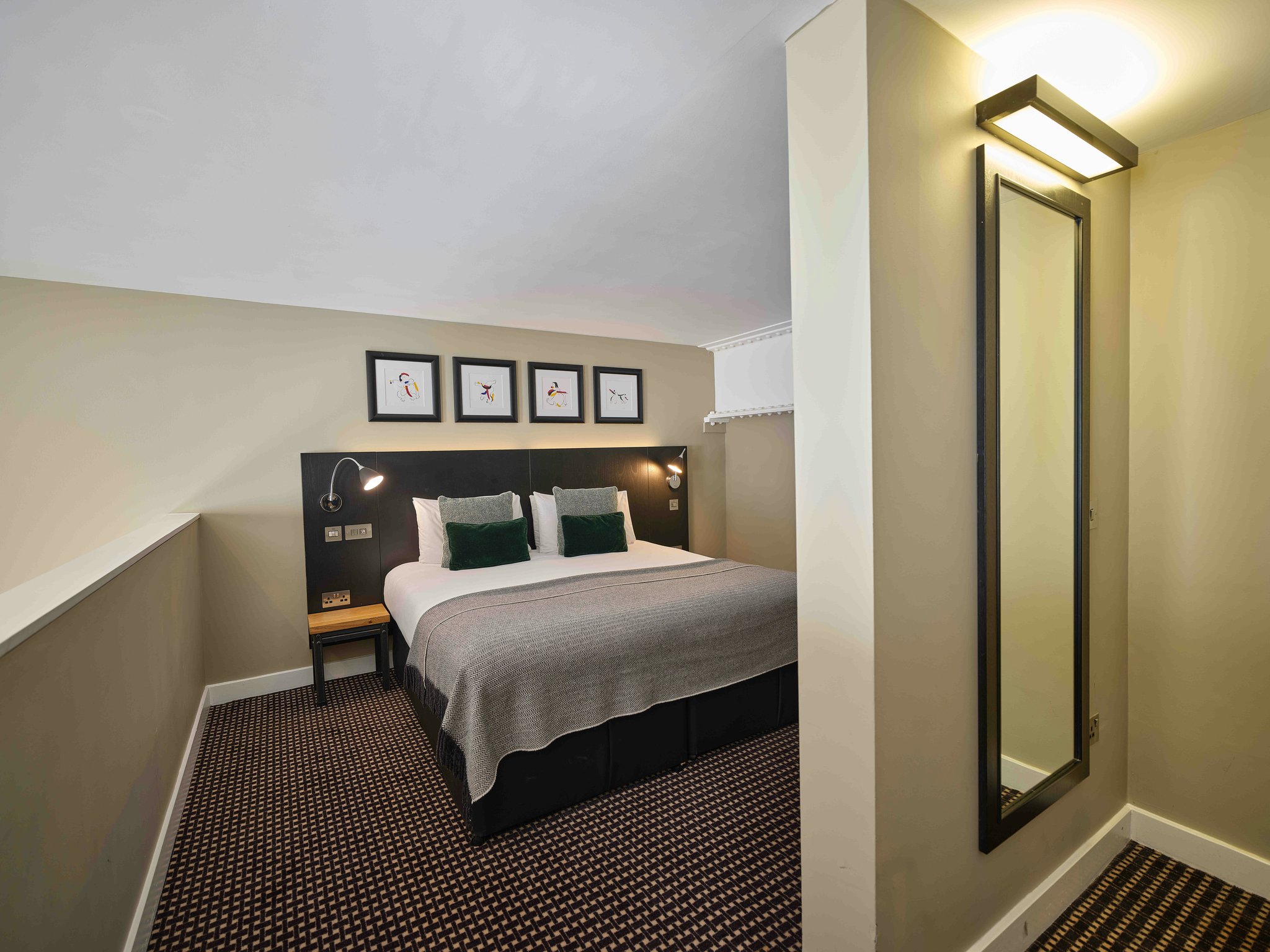 HEMkIc9W0CUZWglxxIZQ_secret_garden_suite_king_009_Bedroom_S